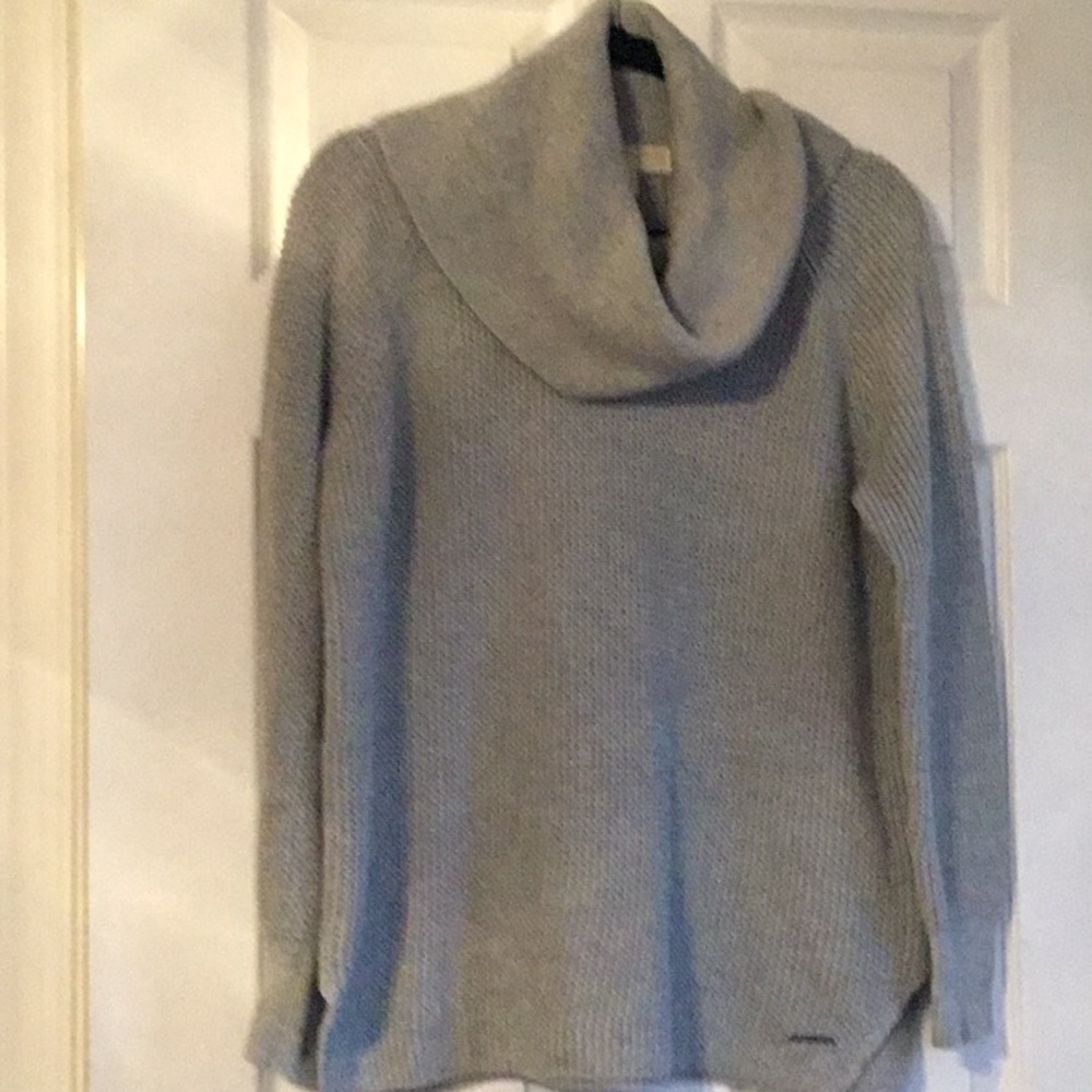 Michael Kobe’s grey sweater size M